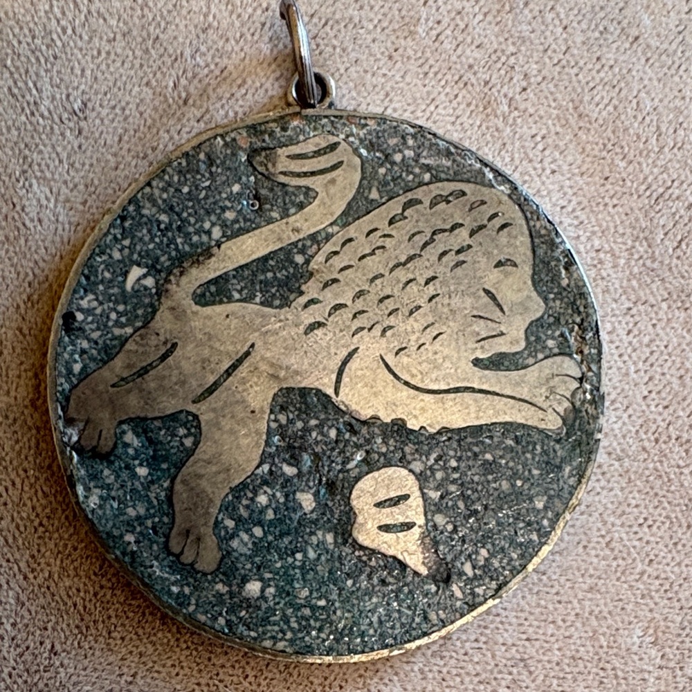 Sterling silver and inlaid stone Mexico lion Pendant - Picture 3 of 3